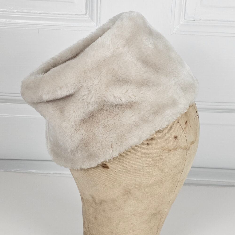 Hat VTG off white faux fur toque c. 1960s